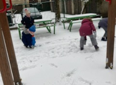 Zabawy zimowe w ogrodzie:)